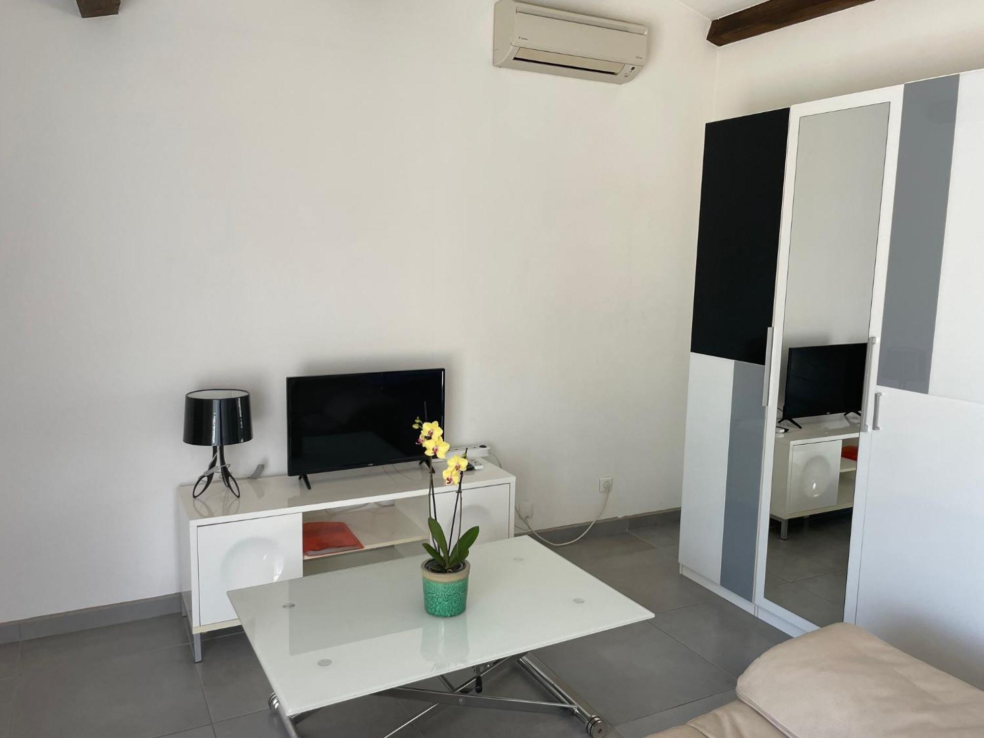 Studio Charmant Avec Terrasse Lançon-Provence Екстериор снимка